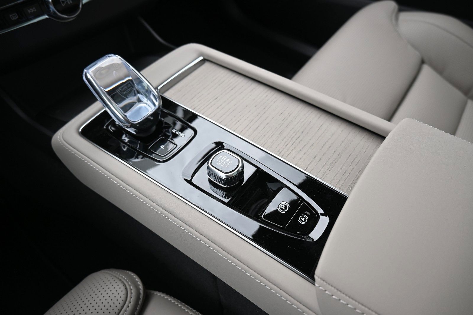 Fahrzeugabbildung Volvo XC90 T8 AWD Ultra Dark´*STDHZG*360°*LUFT*ACC*AHK