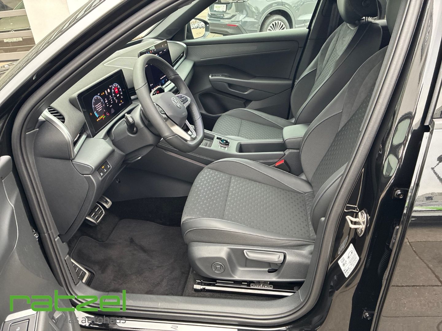 Fahrzeugabbildung Volkswagen T-Roc R-Line 1.5eTSI IQ.Light+Navi+AHK+IQ.Drive