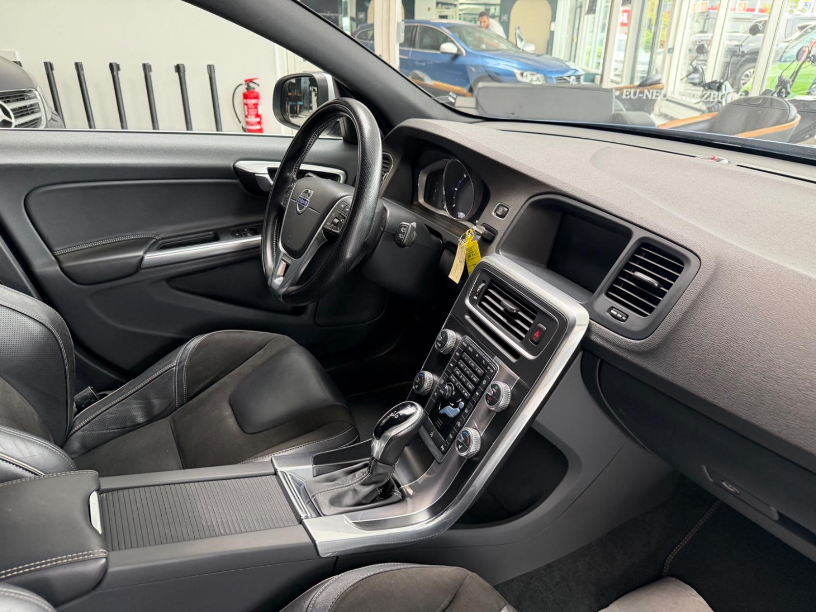 Volvo V60 D4 R Design Automatik NAVI SHZ PDC 18 ZOLL