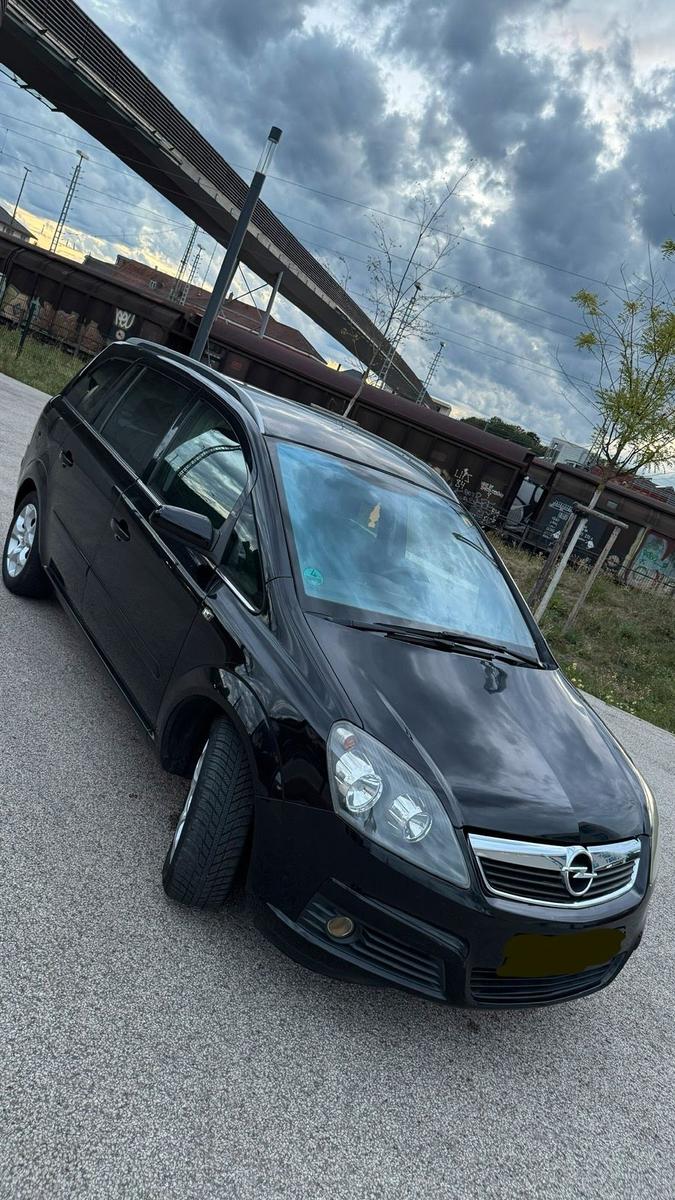 Opel Zafira 2006 — rear view