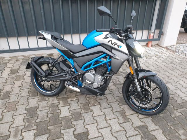 CFMOTO 300 NK Naked Bike Aktion