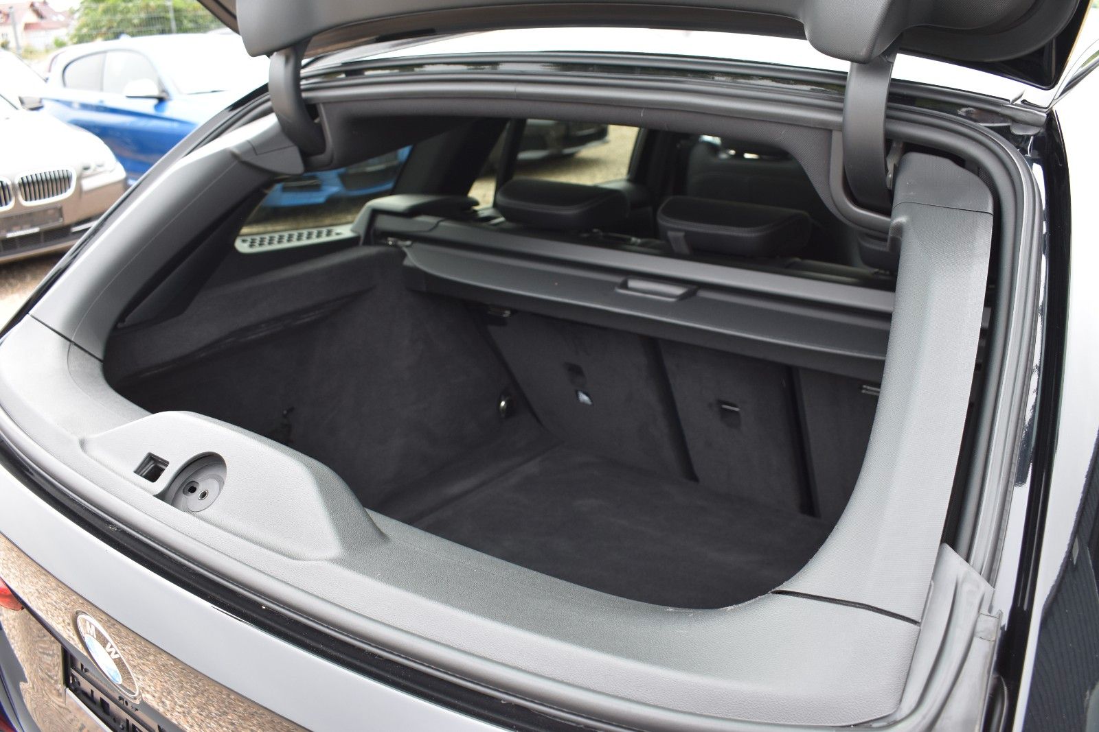 Fahrzeugabbildung BMW 330d Touring Facelift Panorama 1 Hand H&K