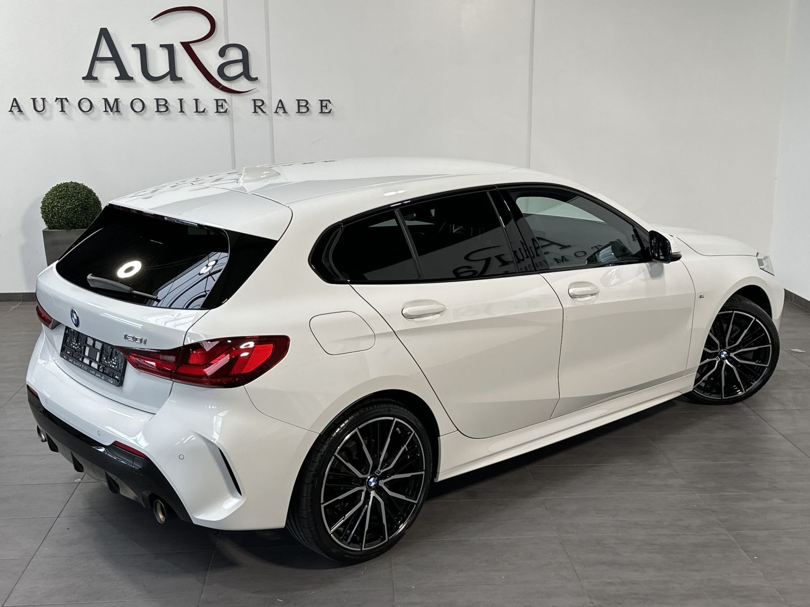 Fahrzeugabbildung BMW 120i M-Sport 5-Türer Aut. NAV+LED+SHZ+19ZOLL+PP