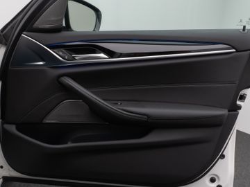 Fahrzeugabbildung BMW 520d SportLine Kamera Panorama HUD H/K AHK LED