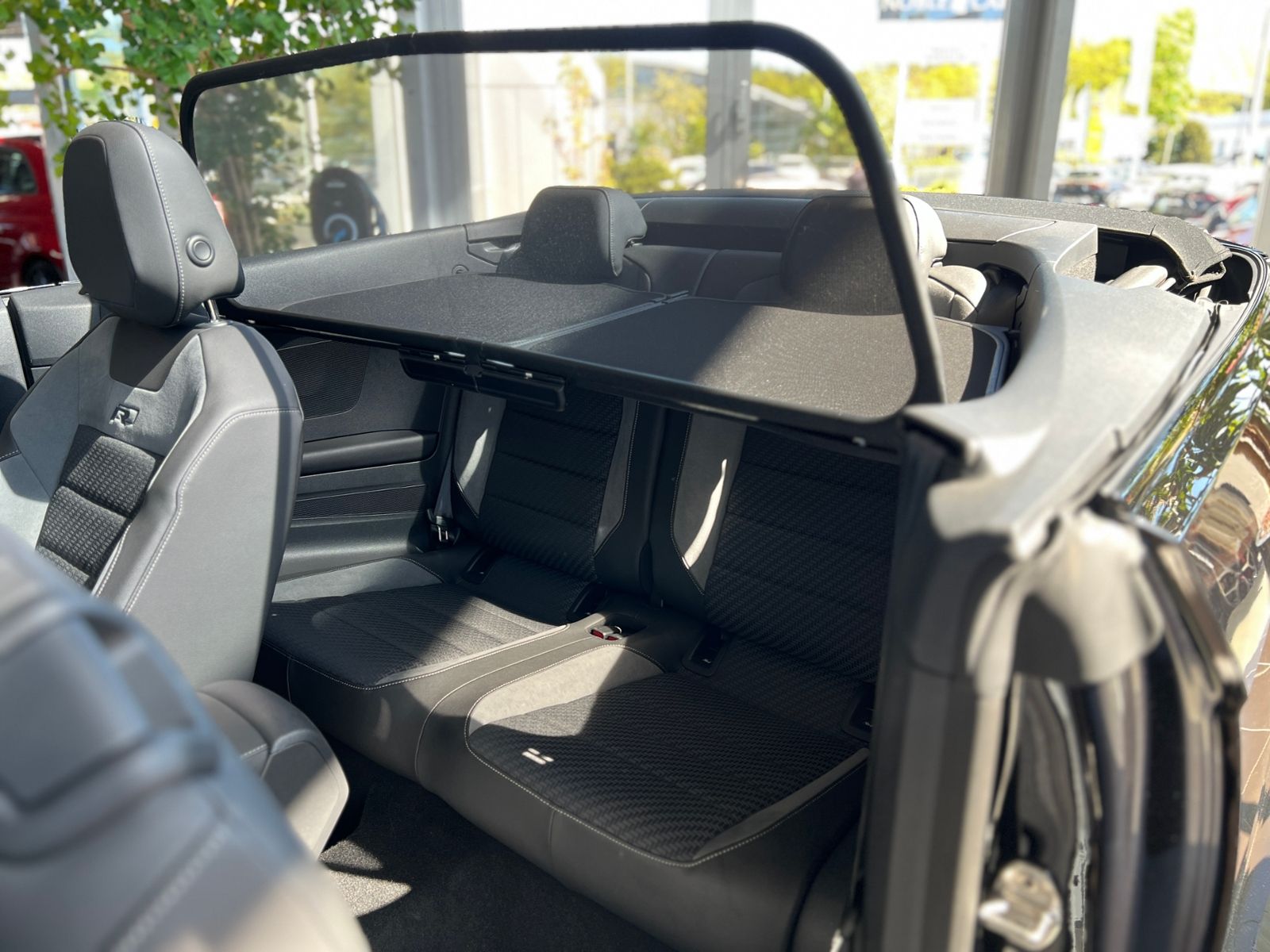Fahrzeugabbildung Volkswagen T-Roc Cabriolet R Line Black AHK BEATS KEYLESS