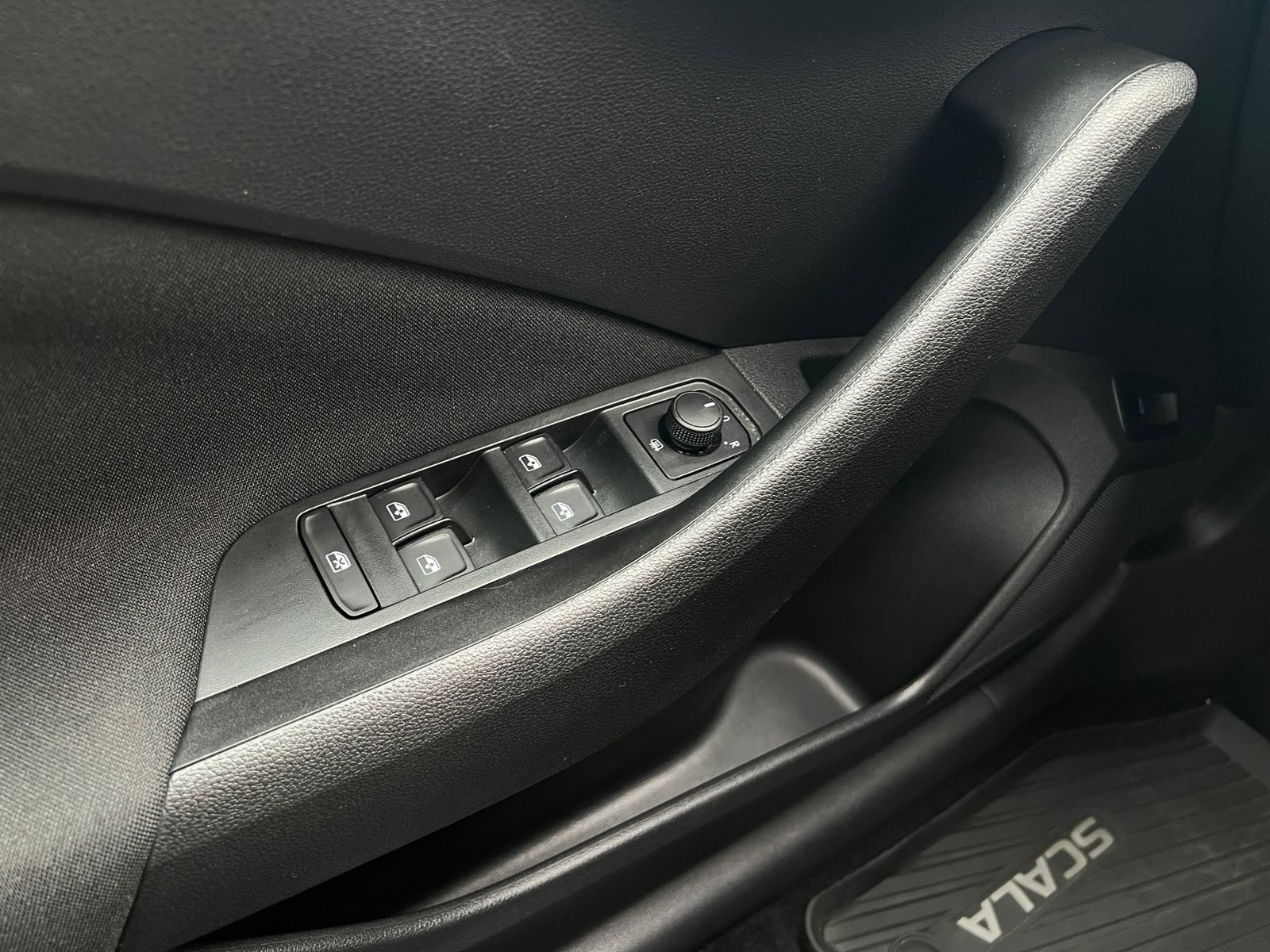 Fahrzeugabbildung SKODA Scala TOUR 1.0 TSI DSG *LED, Pano, Navi, 17"-LM*