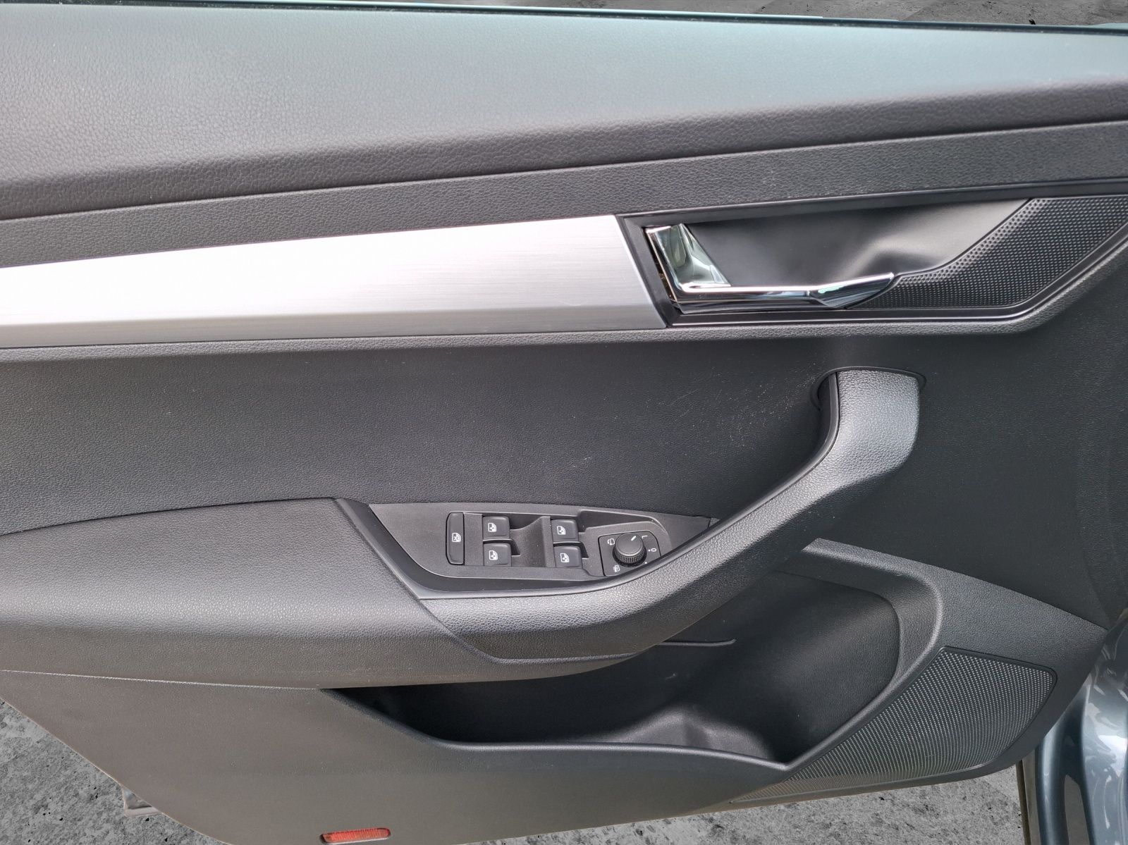 Fahrzeugabbildung SKODA Karoq TSI Ambition LED Navi GRA PDC SH LM
