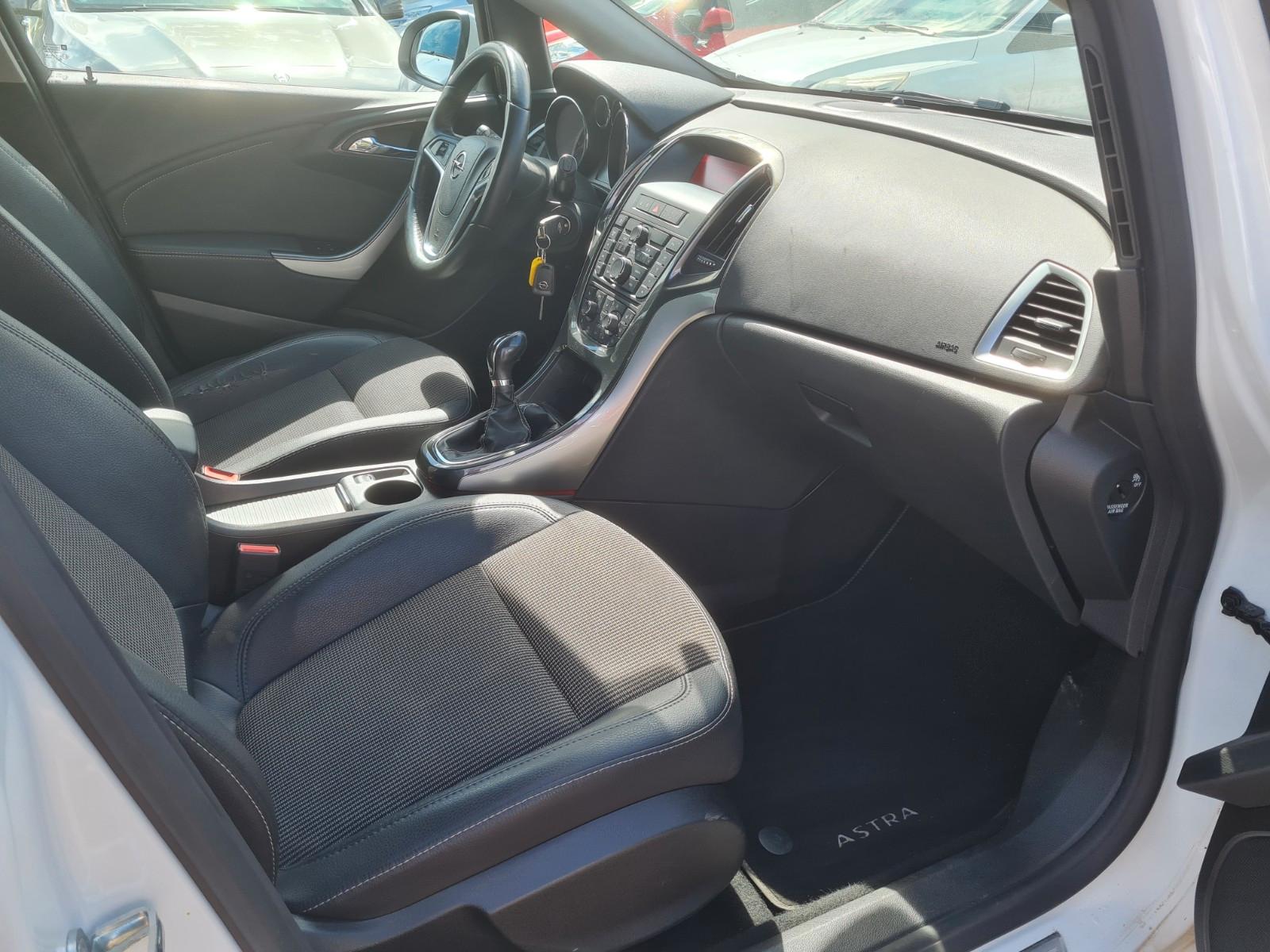 Opel Astra 2012 — photo 9