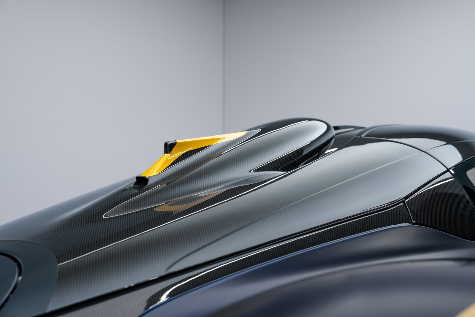 Fahrzeugabbildung Aston Martin Valkyrie /*1 of 150*/SERVICEPACK/FULL PPF