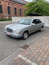 Mercedes-Benz E 240*Automatik*Klima*Tüv/Au bis 06.2026* - Mercedes-Benz E 240: T