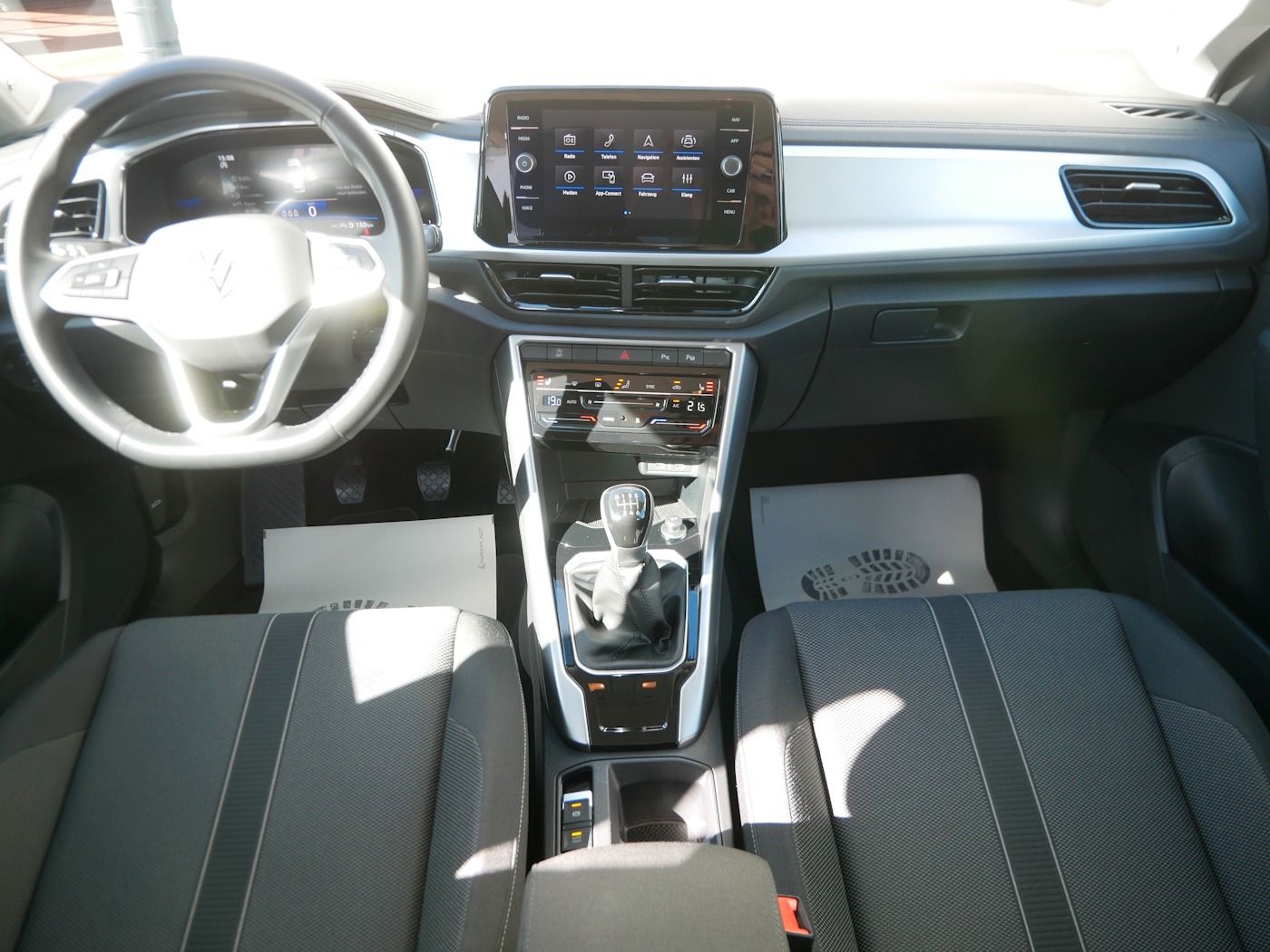 Fahrzeugabbildung Volkswagen T-Roc 1.5 Life NEU40T Standheiz SHZ LED Klimaaut