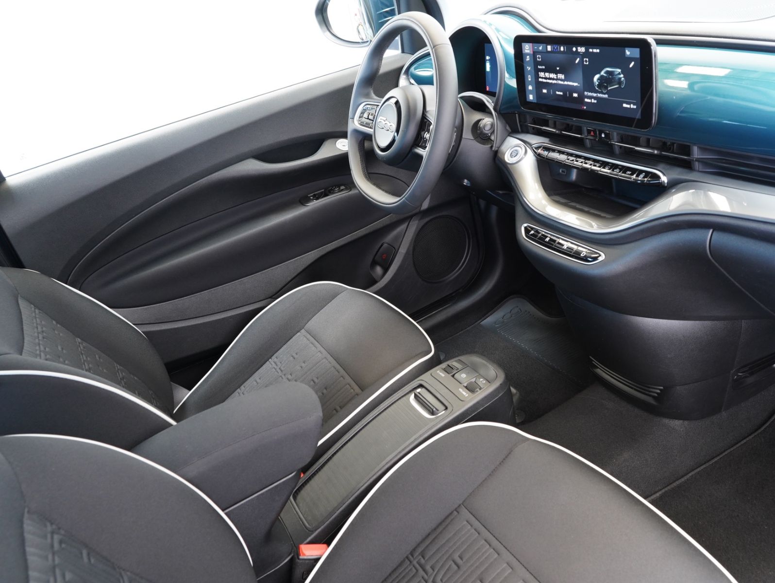 Fahrzeugabbildung Fiat 500e 87KW/42kWh/DC-LADEN/CARPLAY/DAB/SOH/KAMERA