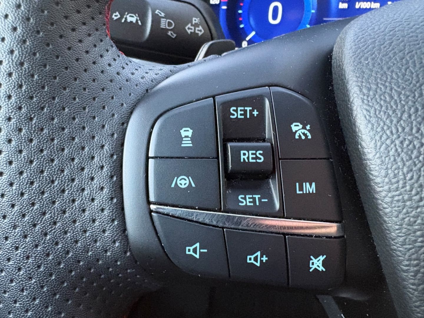 Fahrzeugabbildung Ford Focus Turnier ST-Line X MHEV AHK Kamera Navi LED