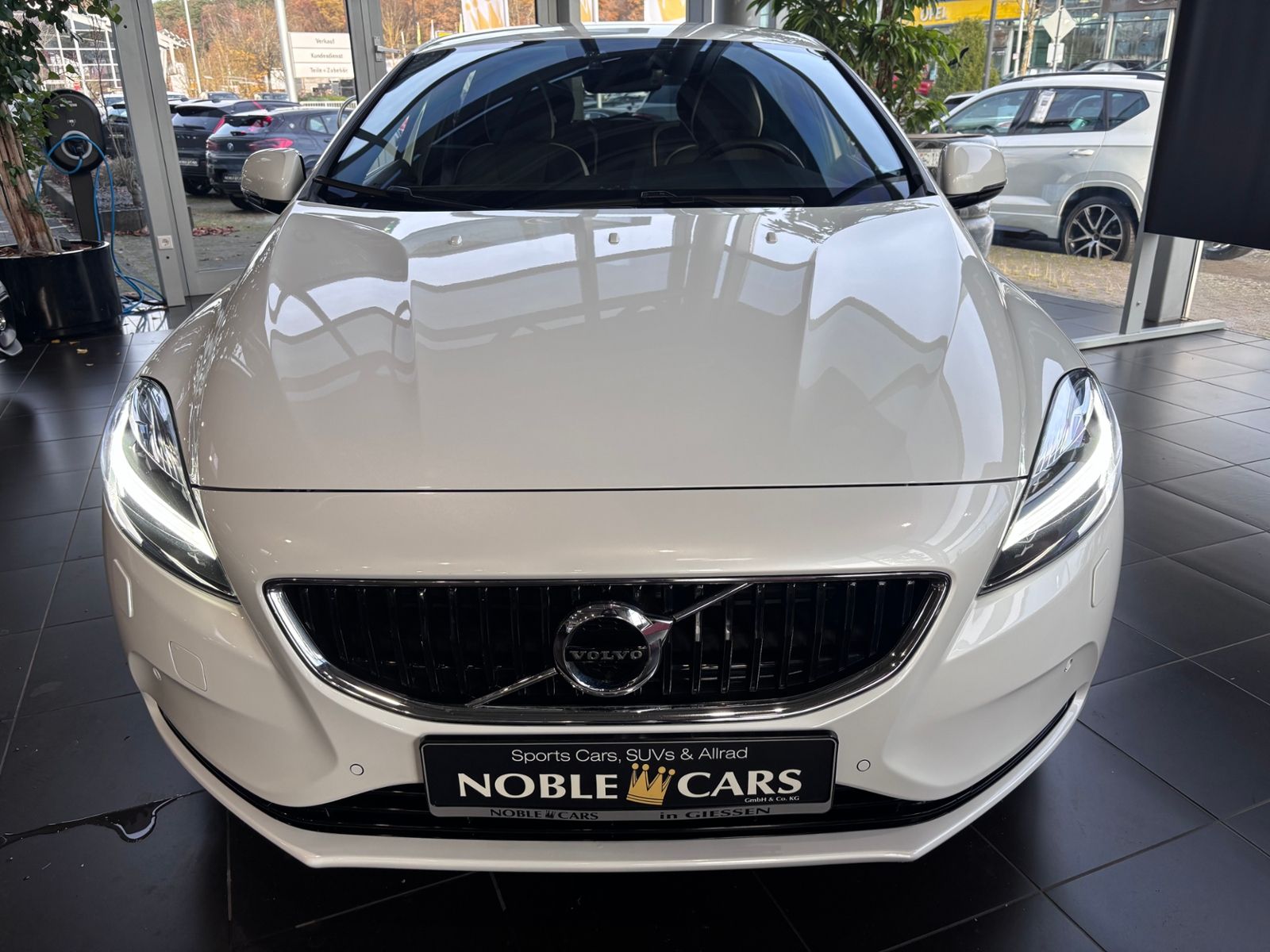 Fahrzeugabbildung Volvo V40 Linje Svart LED NAV SHZ PDC RFK ALU