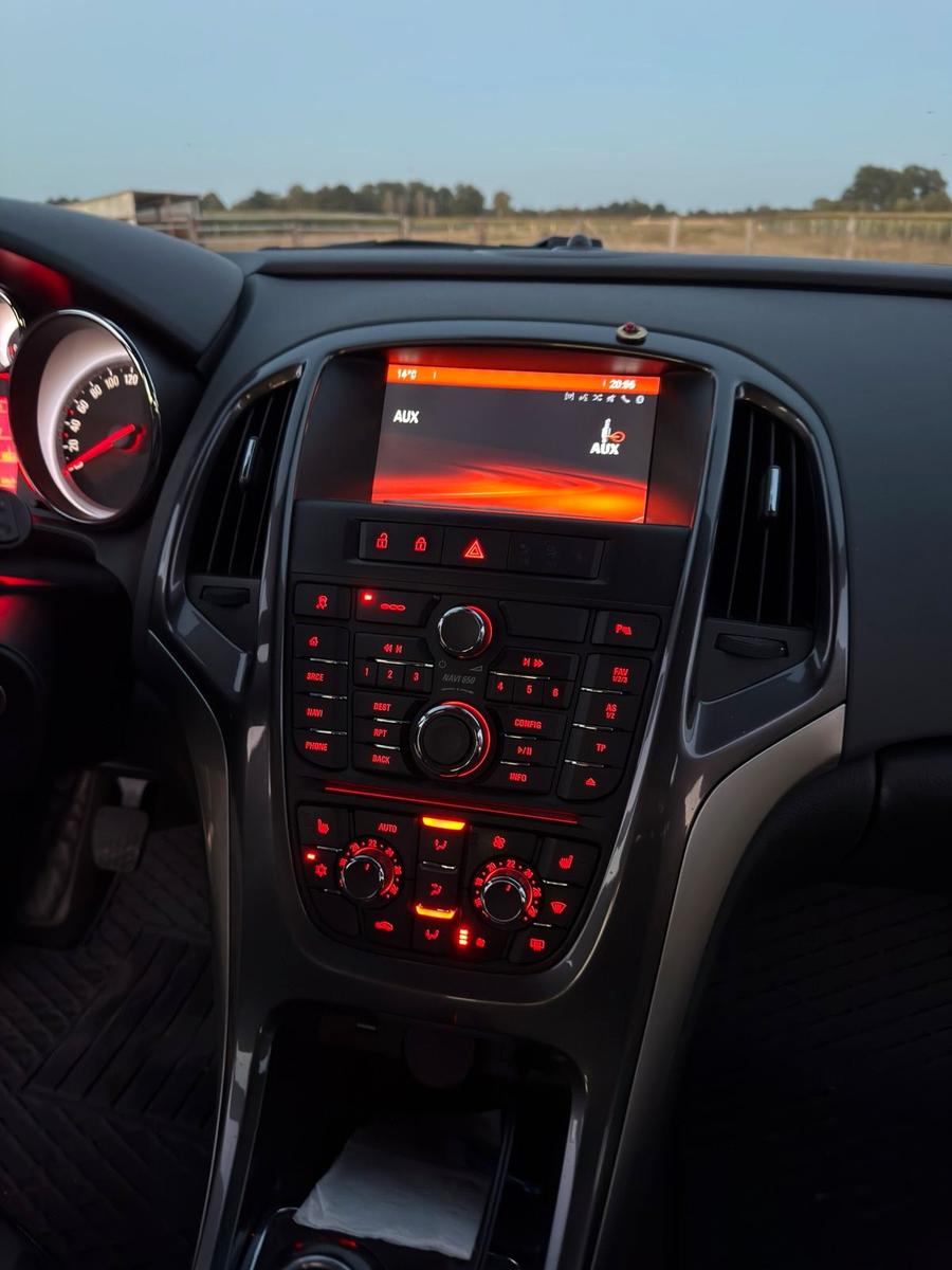 Opel Astra 2014 — photo 10