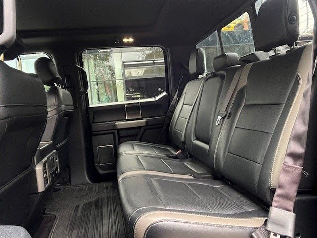 Ford F 150 Raptor 1 Hand