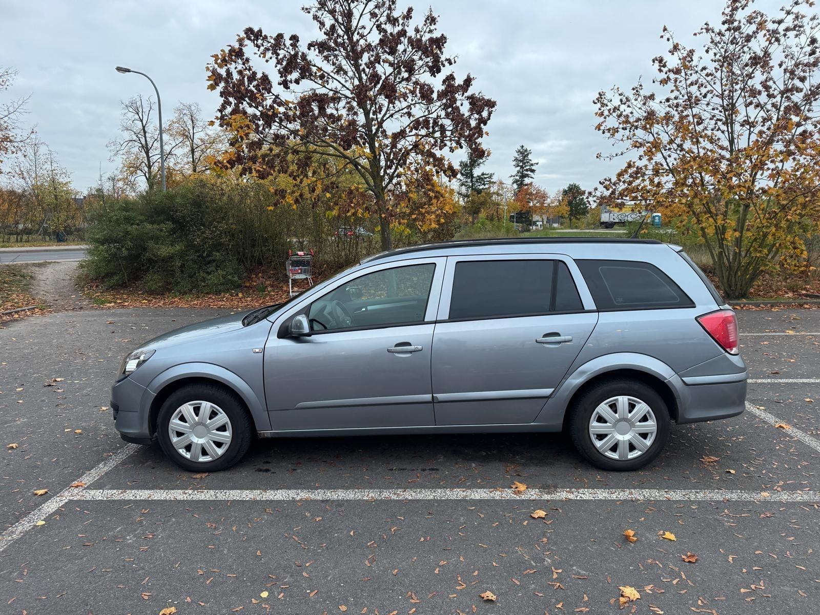 Opel Astra 2005 — rear view