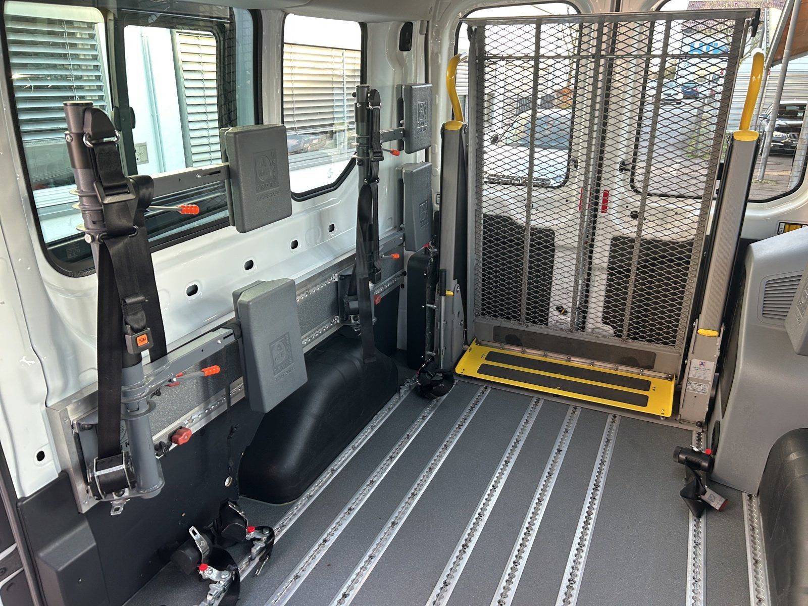 Fahrzeugabbildung Ford Transit FT 350 2.0 TDCi L3 FWD RAMPE/STANDHZG/