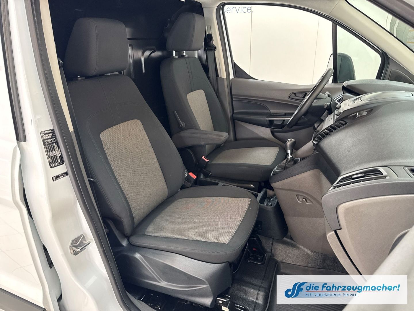 Fahrzeugabbildung Ford Transit Connect Kasten lang Kurvenlicht DAB SHZ