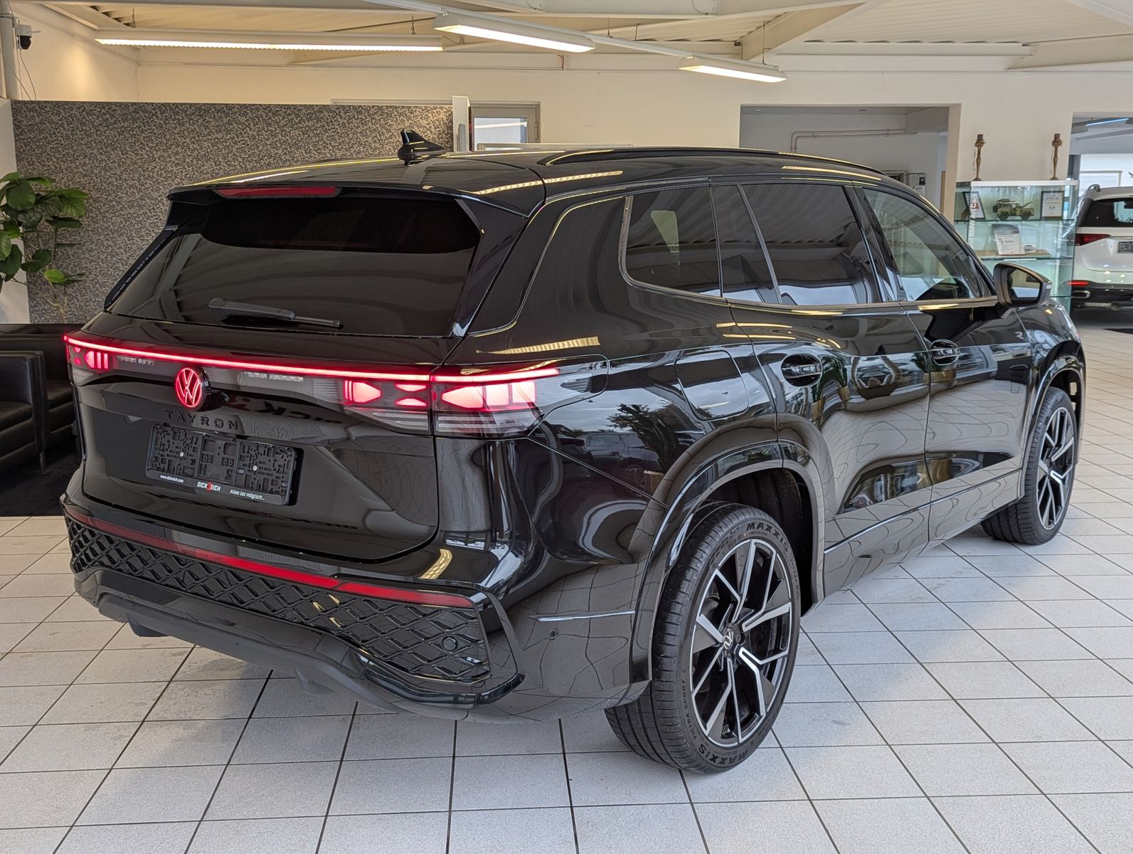 VW Tayron 2.0 R-Line Leder Launch Pano Black AHK 20 - Image 7