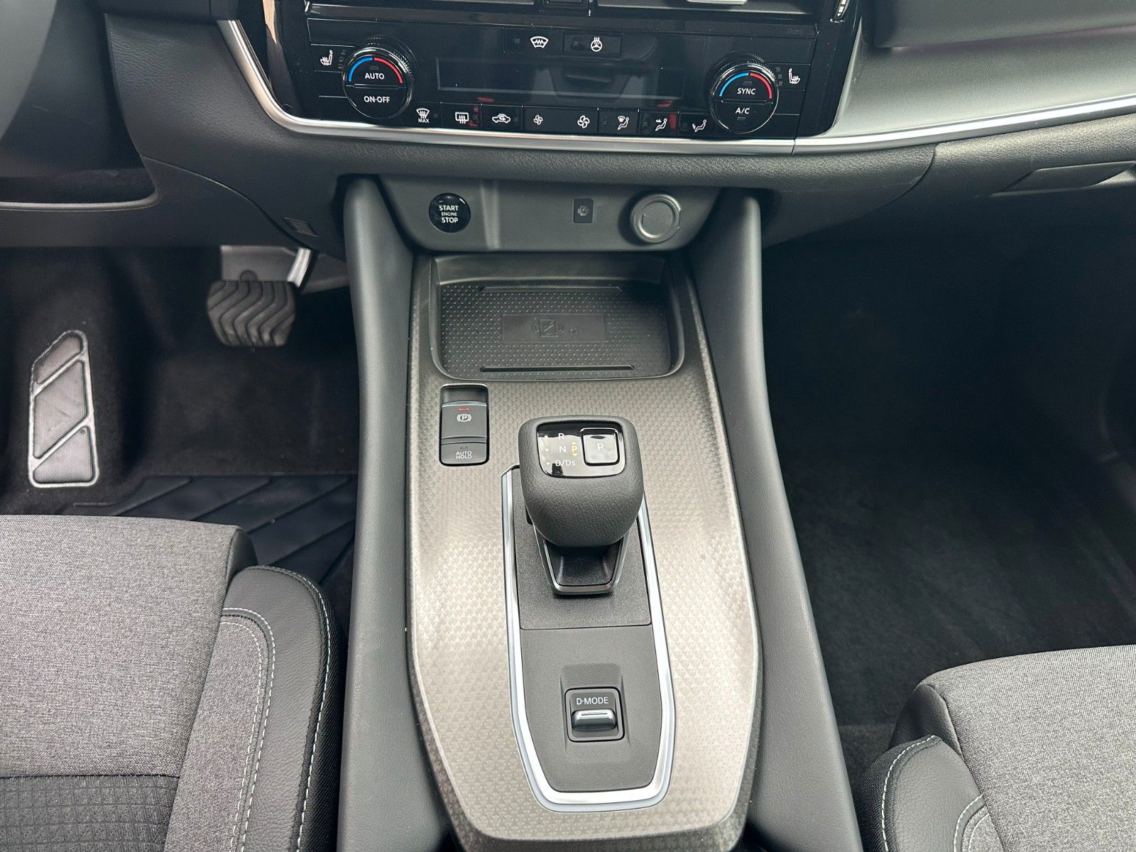 Fahrzeugabbildung Nissan Qashqai 1.3 DIG-T MHEV AT N-Connecta WINTERPAKET