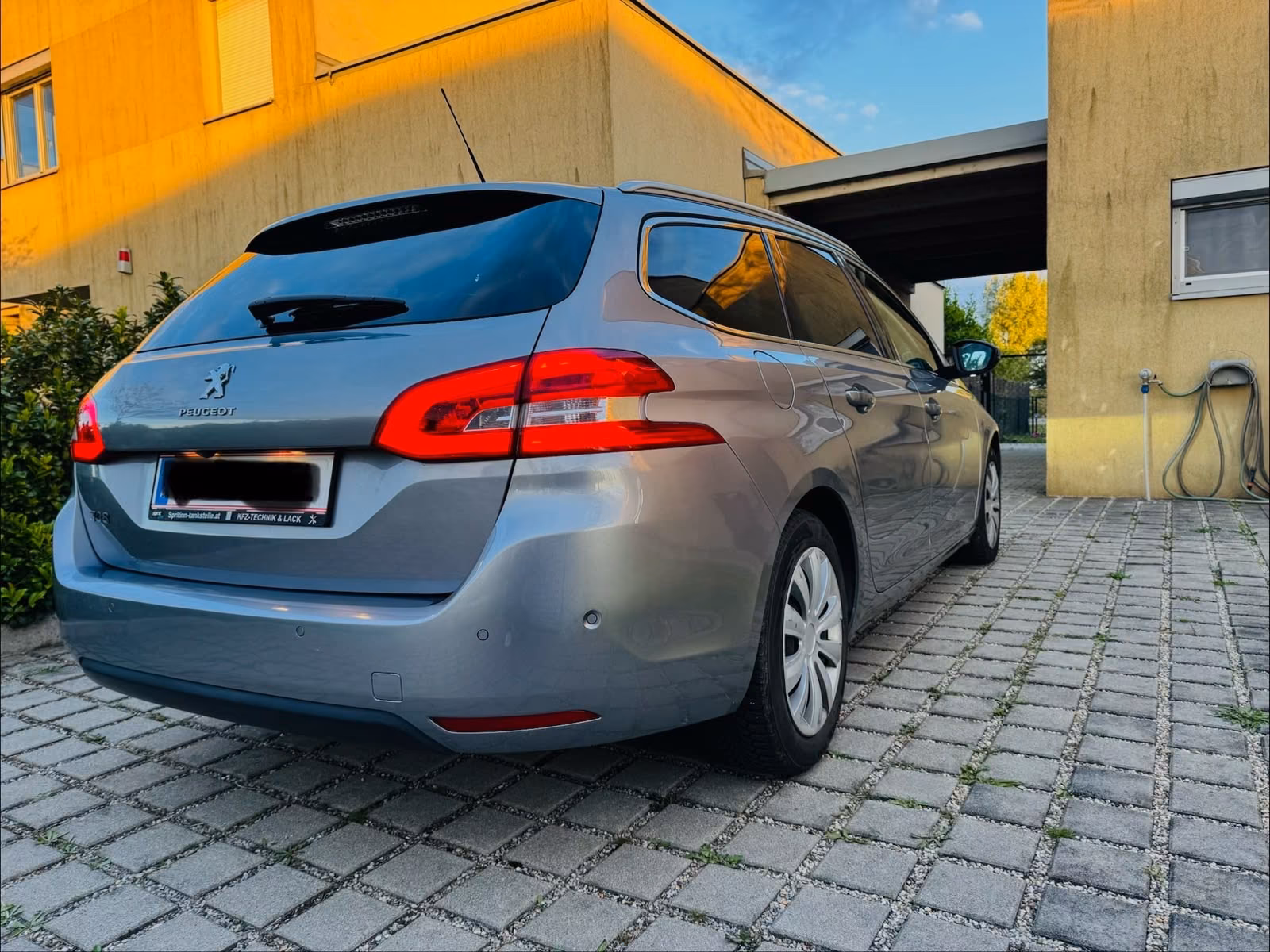 Peugeot 308 2014 — rear view