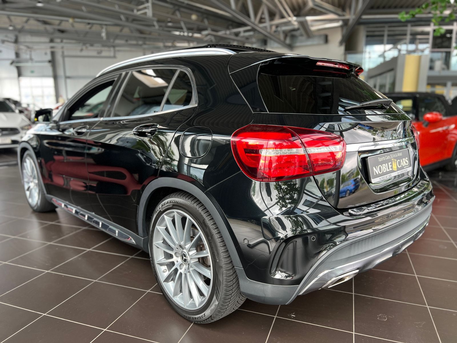 Fahrzeugabbildung Mercedes-Benz GLA 250 AMG 4Matic LED PANO KLIMA