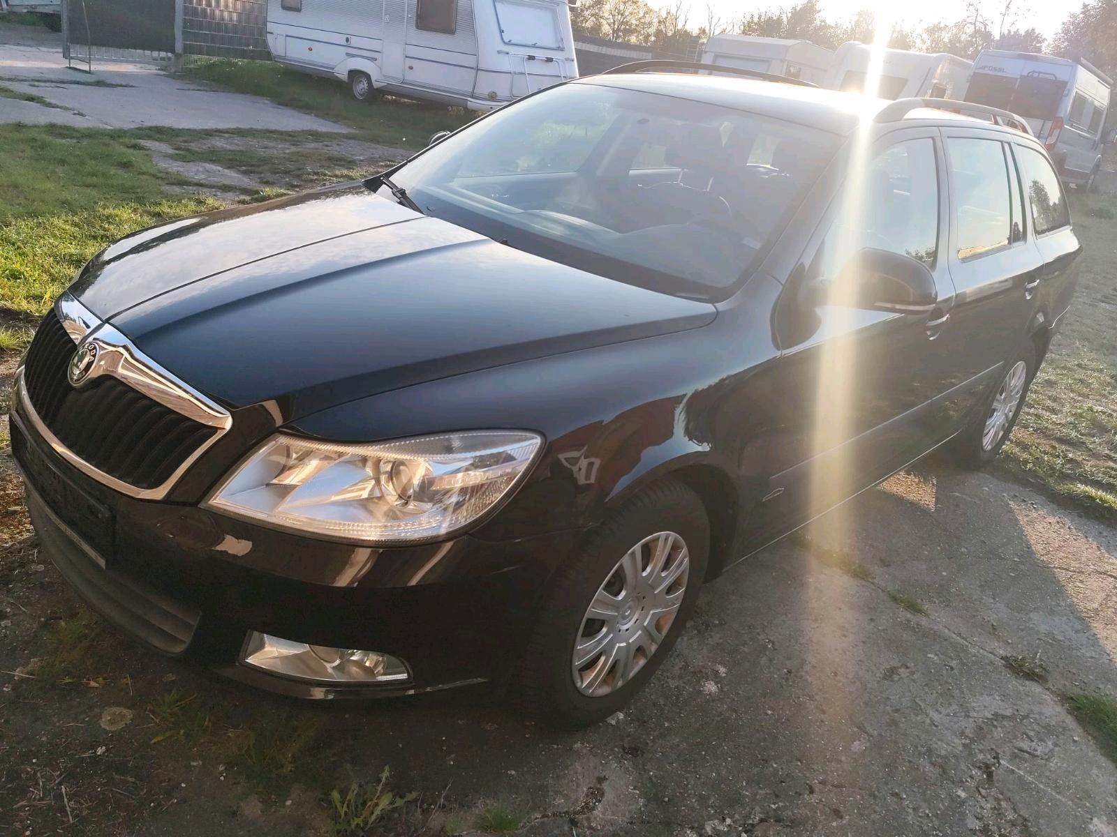 Skoda Octavia 2011 — rear view