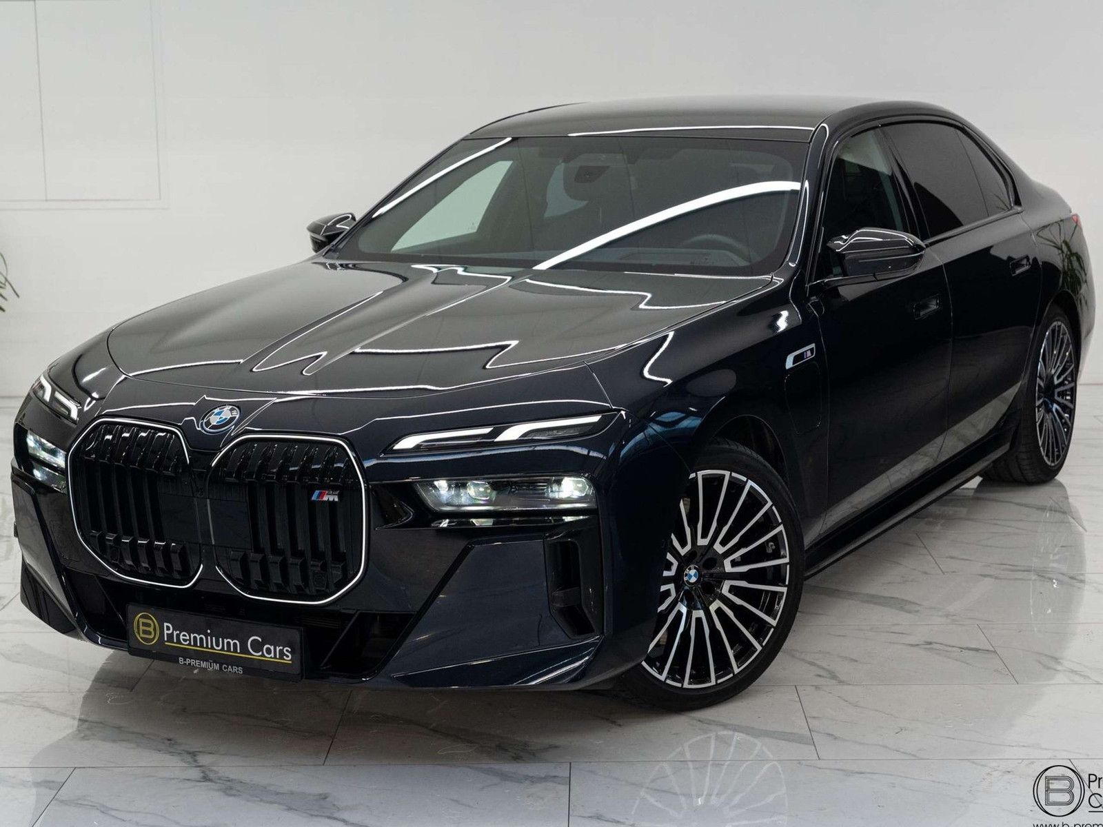 BMW 760 xDrive Individual! FULL OPTIONS! Black pack! imagem 2