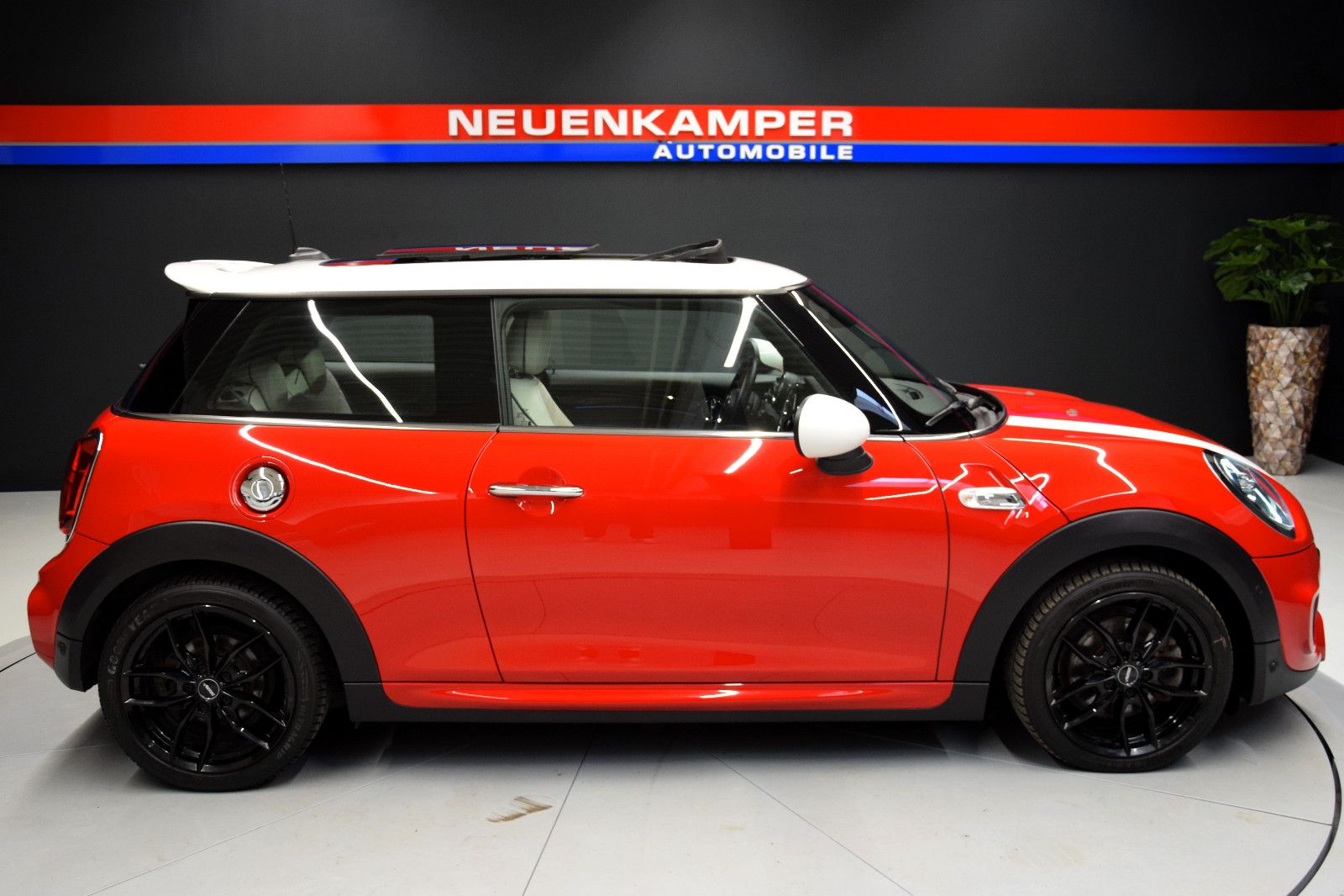Fahrzeugabbildung MINI Cooper S Leder Panorama HeadUp ACC Works Paket