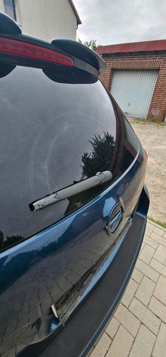 Opel Astra 2011 — photo 12