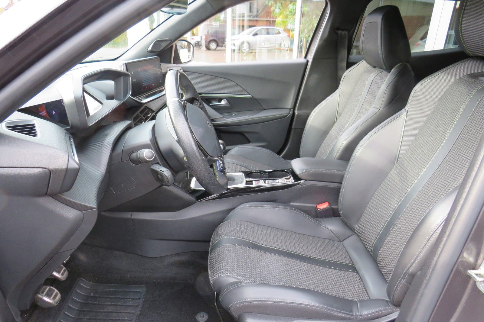 Fahrzeugabbildung Peugeot 2008 GT 1.2 PURETECH NAVI KAMERA PDC ACC 1.HAND