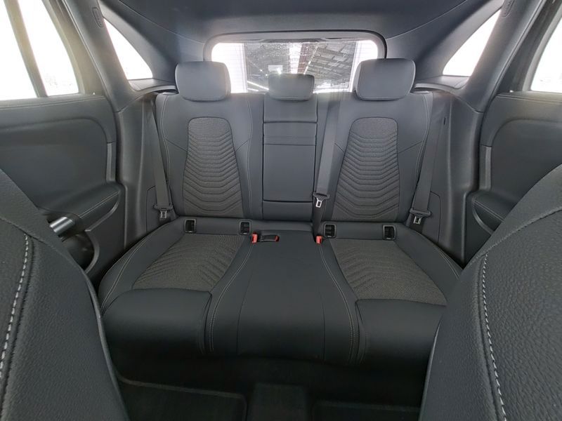 Fahrzeugabbildung Mercedes-Benz EQA 300 4M BONUS+ALLRAD+STNDH+VERKZ.AS+LHZ+CARPL