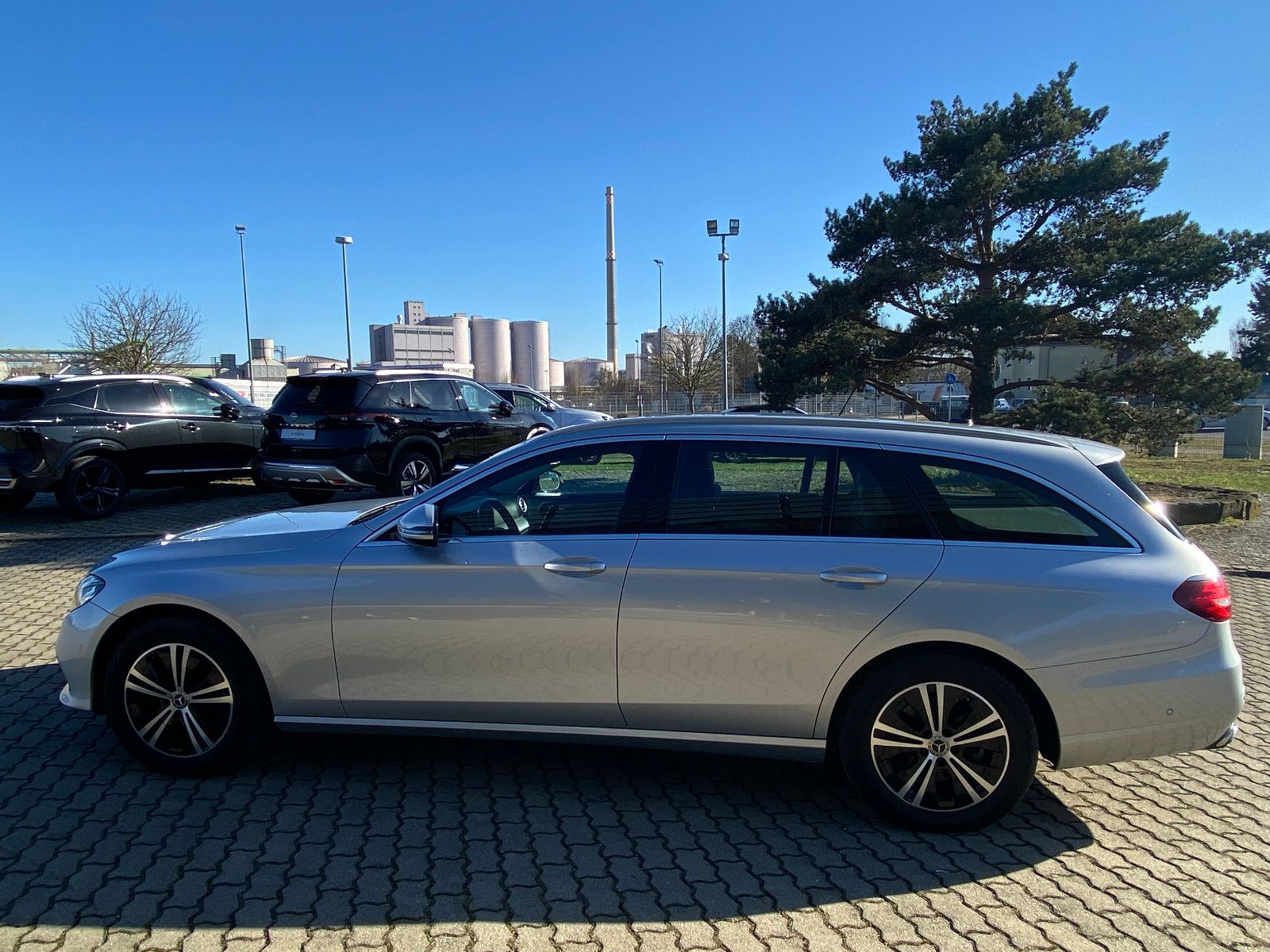 Fahrzeugabbildung Mercedes-Benz E 220d  T-Modell Avantgarde SHZ+KAM+NAVI+TÜV-NEU