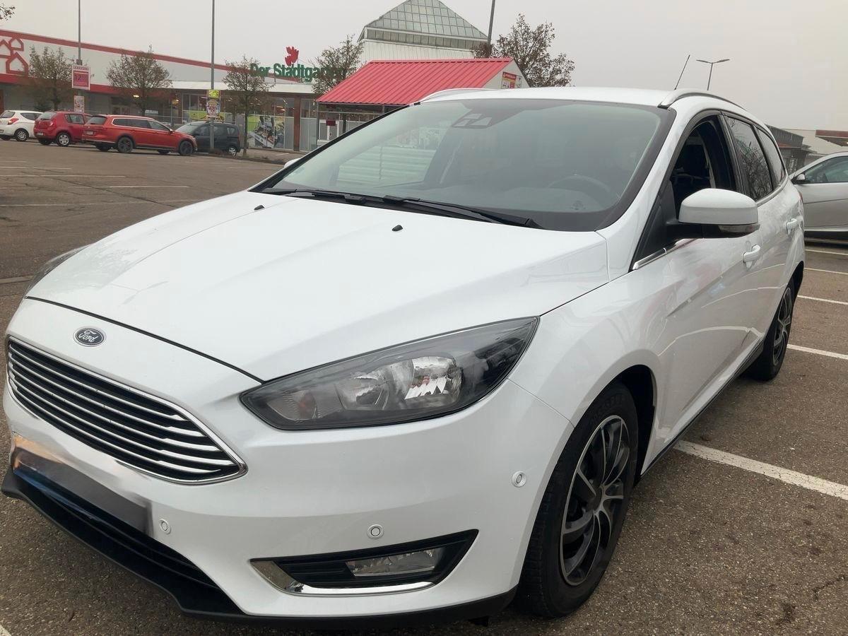 Ford Focus Turnier Titanium NAVI/SHZ/PDC/LEDER/APP/