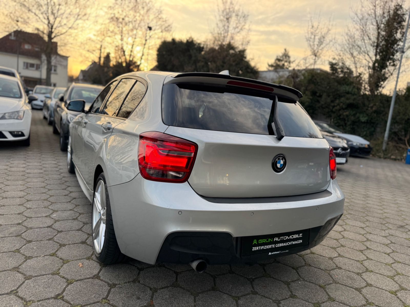 Fahrzeugabbildung BMW 118 i* M Paket*LED*Bi-xenon*Alcantara*8Fach