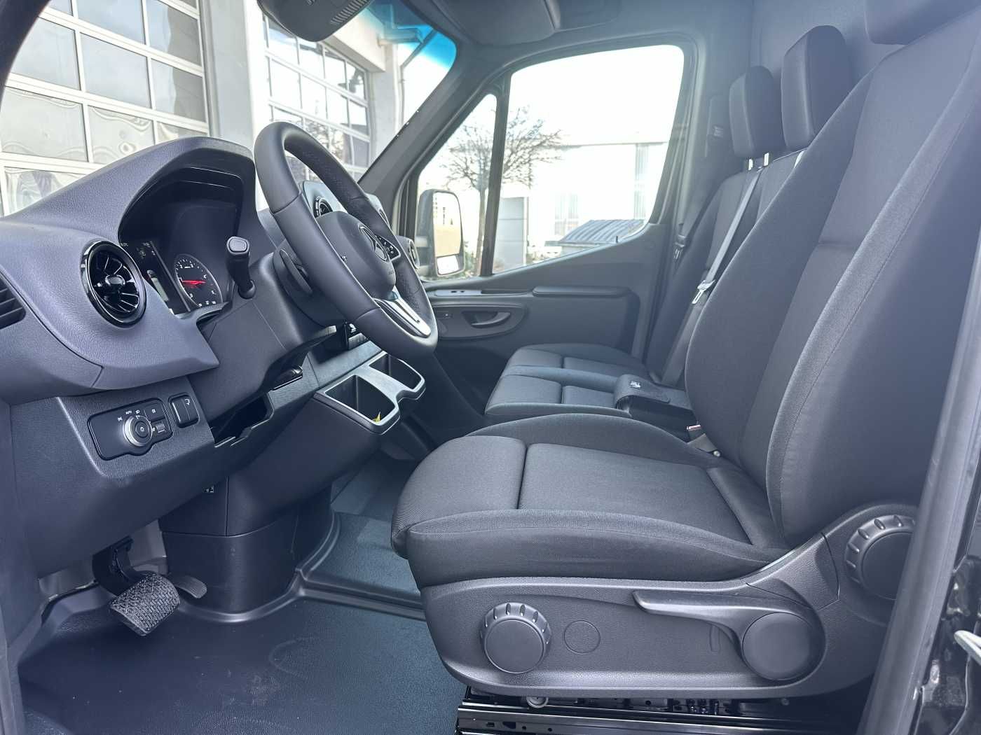Fahrzeugabbildung Mercedes-Benz Sprinter 517 CDI 3665 9G Fahrgestell Klima MBUX