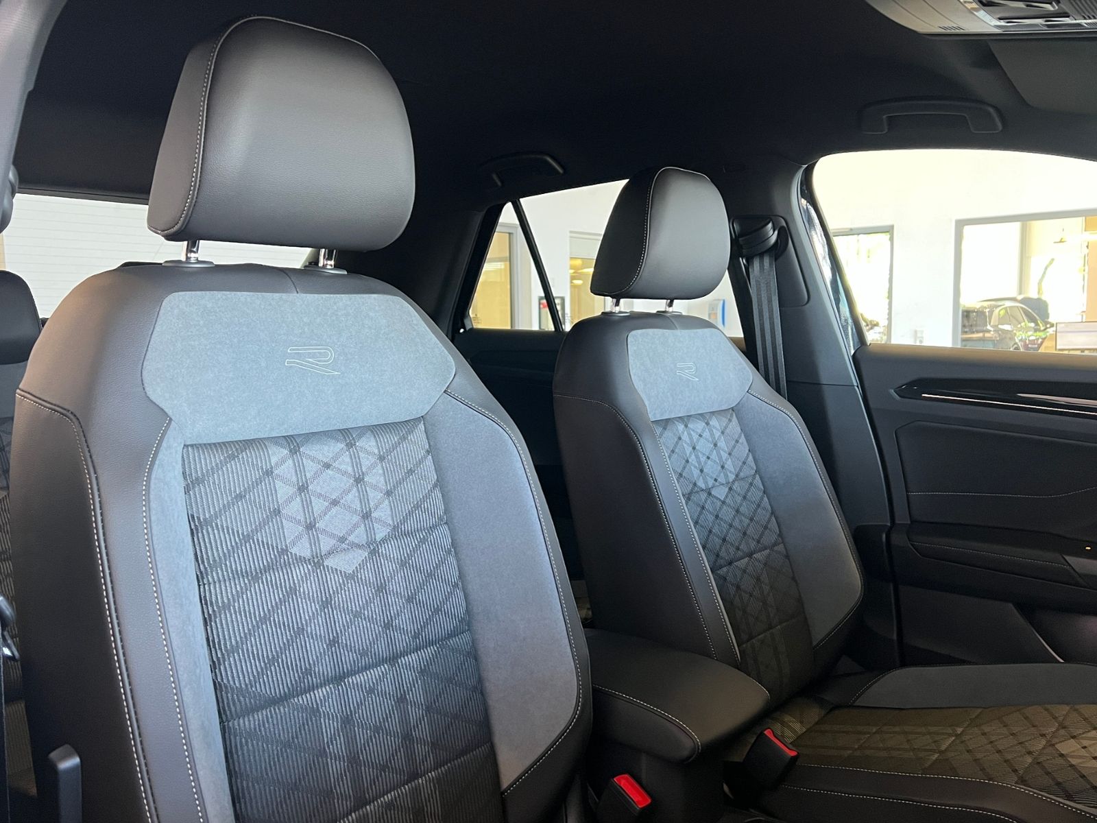 Fahrzeugabbildung Volkswagen T-Roc R-Line 1.5 TSI DSG *LED, Easy Open, 18"-LM