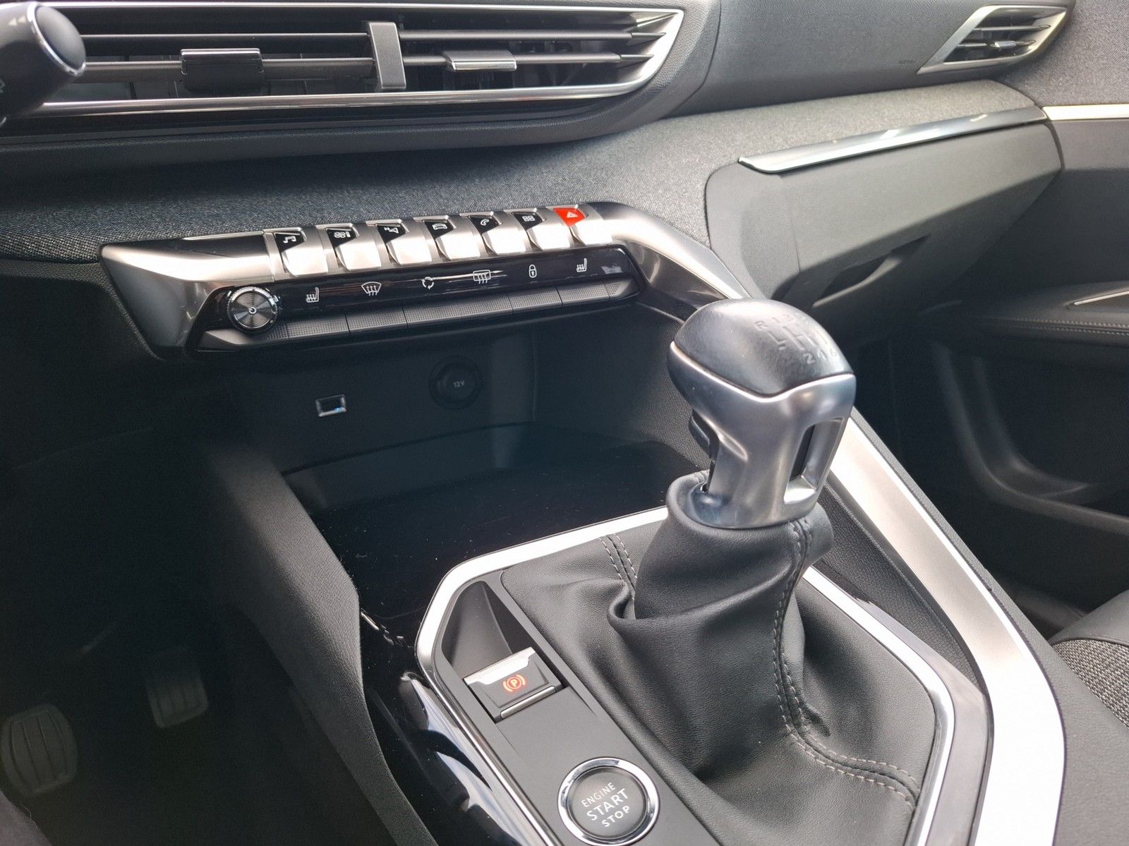 PEUGEOT 3008 Allure 1.5 BlueHDI KLIMA / NAVI / PANORAMA - Image 14