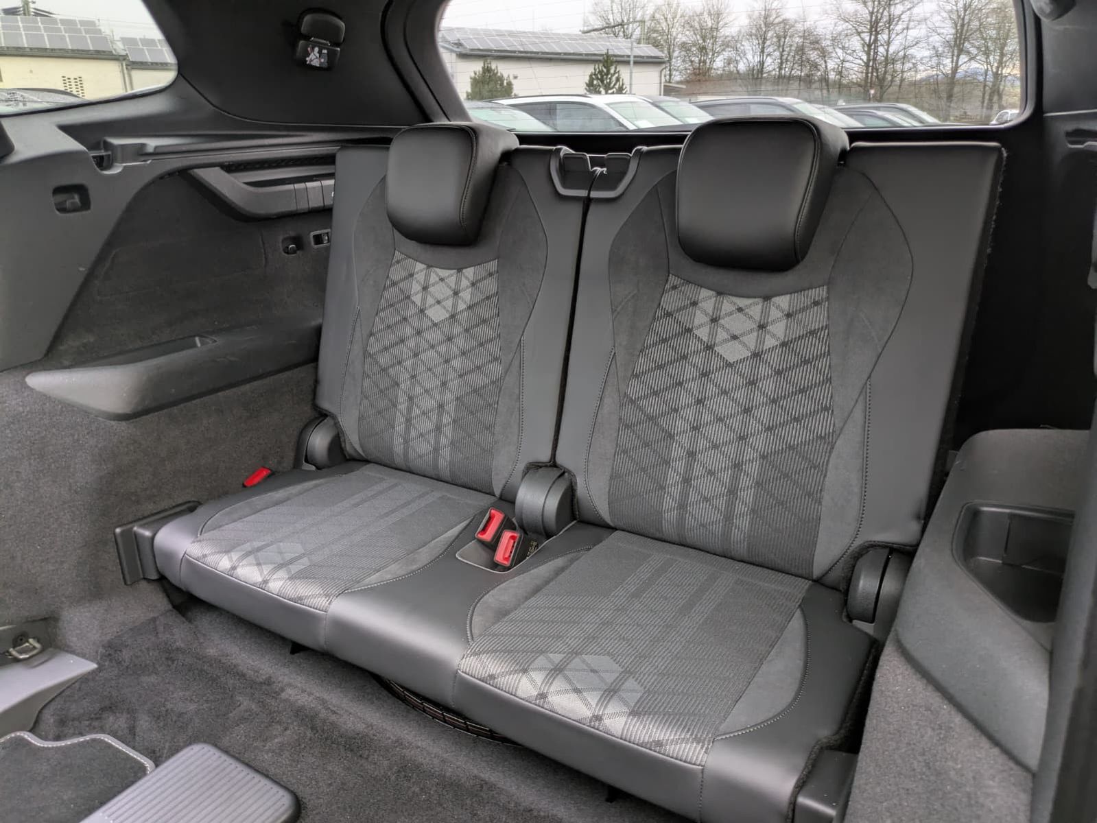 Fahrzeugabbildung Volkswagen Tayron 2.0 TDI 4M R-Line BLACK*7S*IQ-L.*PANO*HUD