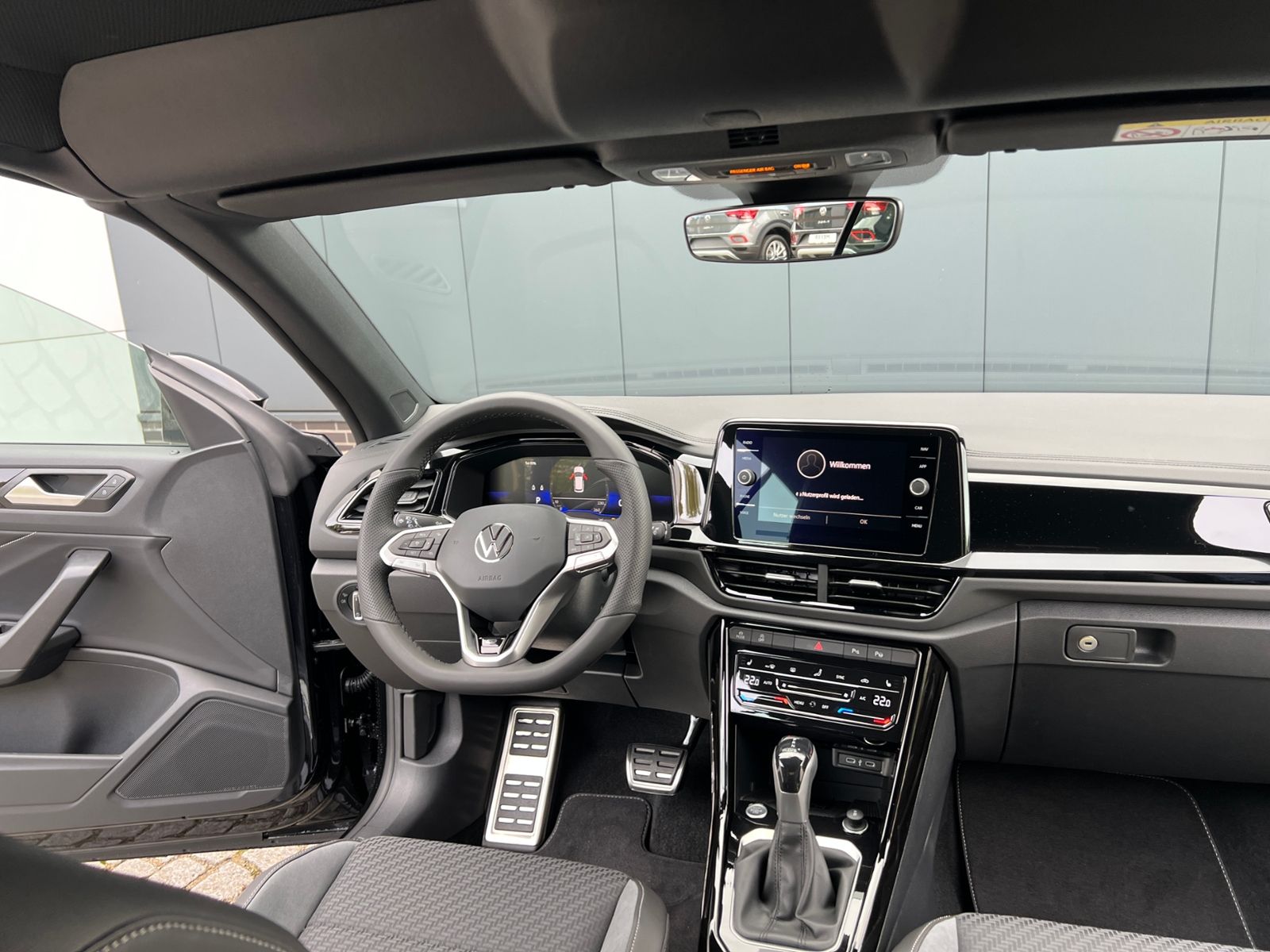 Fahrzeugabbildung Volkswagen T-Roc Cabriolet R-Line 1.5 TSI DSG *AHK,Black-St