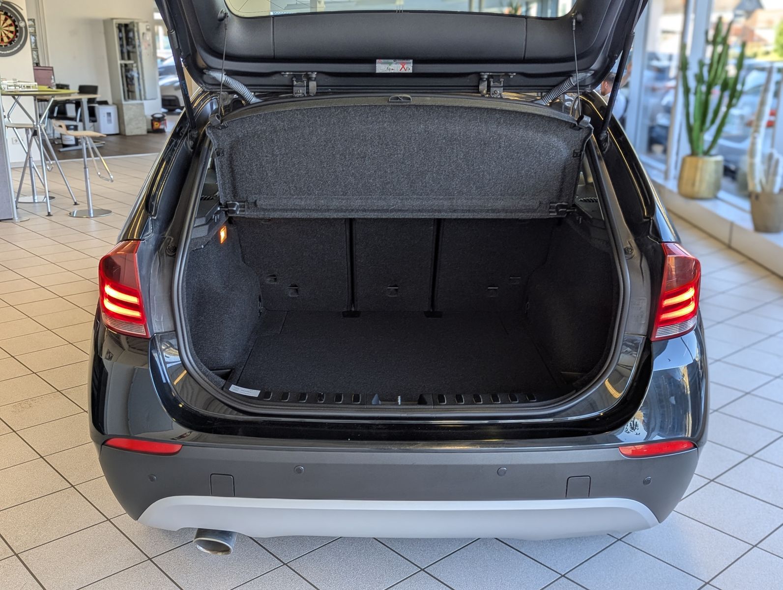 BMW X1 18 d x-Line Bi-Xenon Klimaautomatik Metallic - Image 11