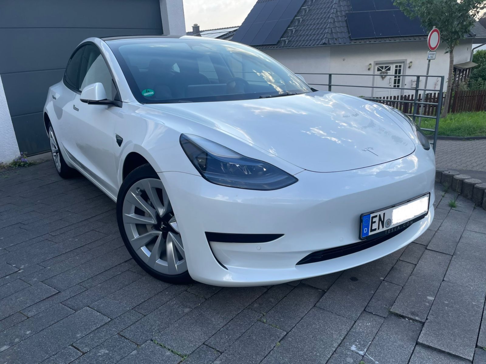 TESLA Model 3 Standard Range AHK, Winterreifen