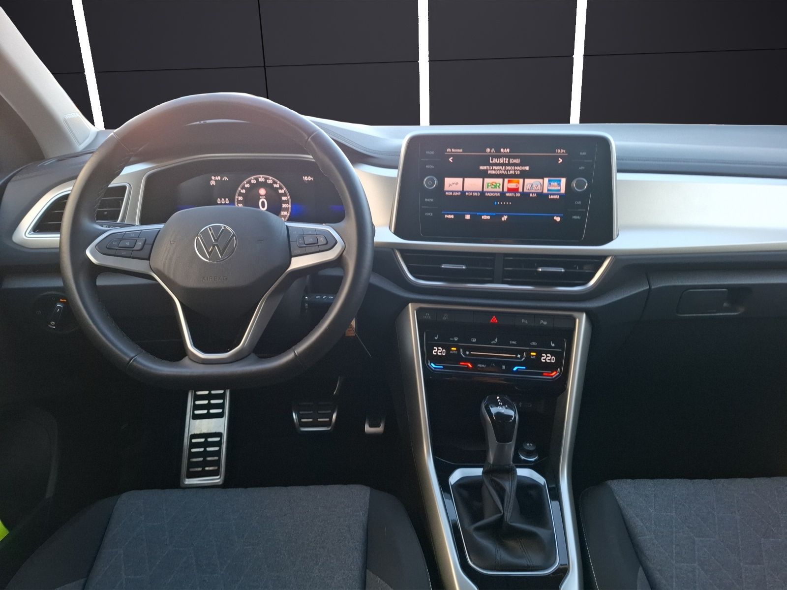 Fahrzeugabbildung Volkswagen T-Roc TSI Move DSG STH LED Navi AID RFK SH