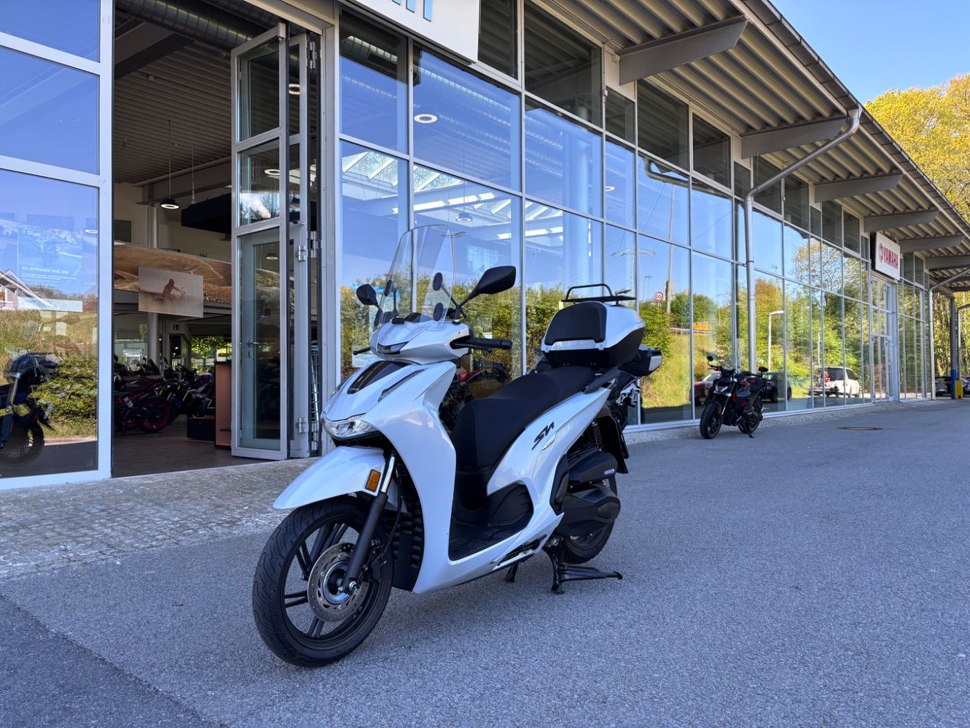 Fahrzeugabbildung Honda SH 350i inkl. Smart-Topcase, Windschild, Reling,