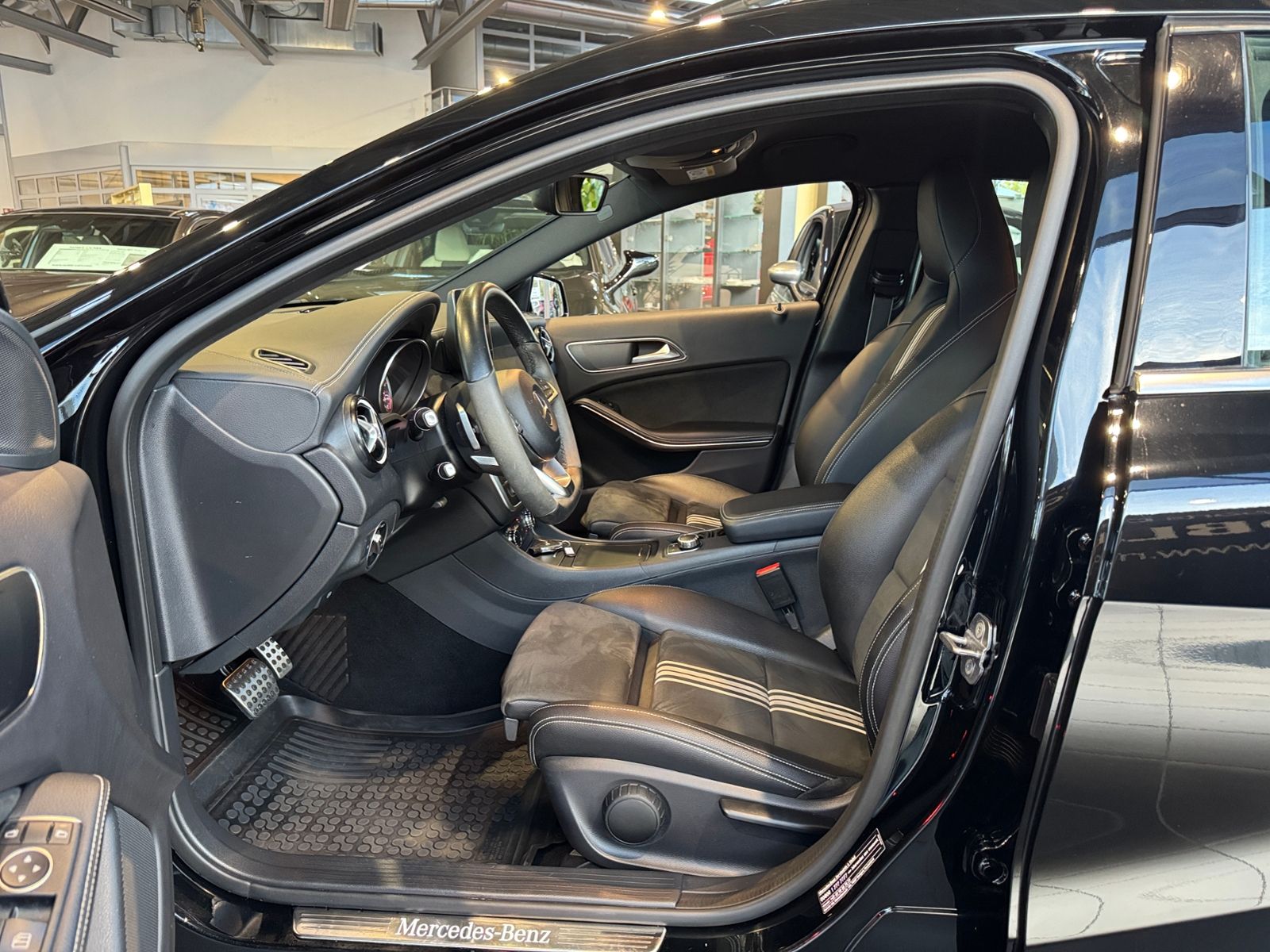 Fahrzeugabbildung Mercedes-Benz A 200 AMG Line PEAK Edition LED NAV SHZ 18"