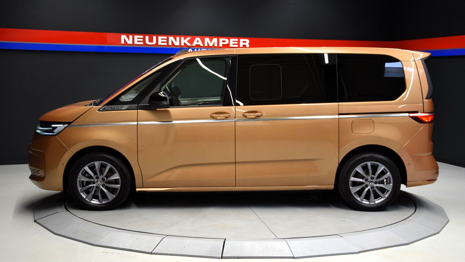 Fahrzeugabbildung Volkswagen T7 Multivan Style 7-Sitze HuD AHK Alcantara LED