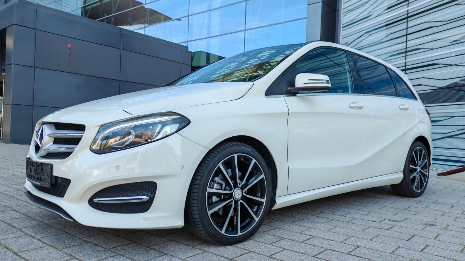MERCEDES-BENZ B 220 d 4MATIC DCT| 18"| Sport| Panorama| LED