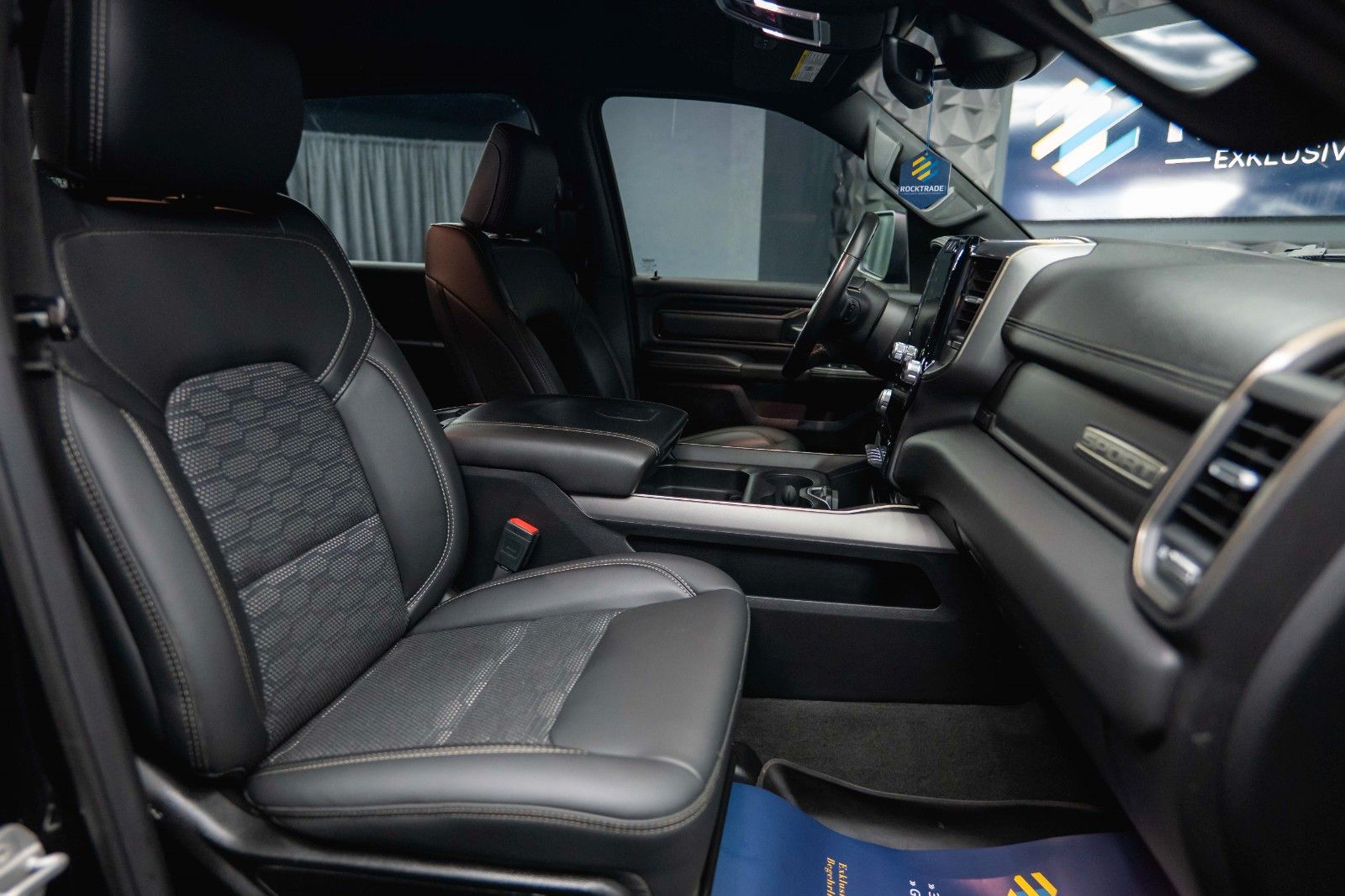 Fahrzeugabbildung Dodge RAM 5.7 V8 HEMI 4x4 OFFROAD Night-Paket *LED*19%