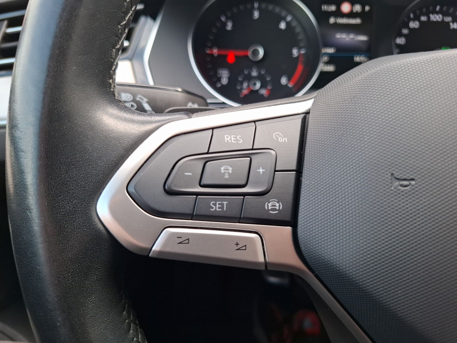 Fahrzeugabbildung Volkswagen Passat Variant TDI Elegance DSG Matrix AHK Navi